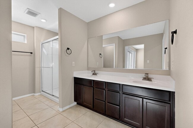 Photo - Executive 2 story Town house 4 Bedroom 3 b...