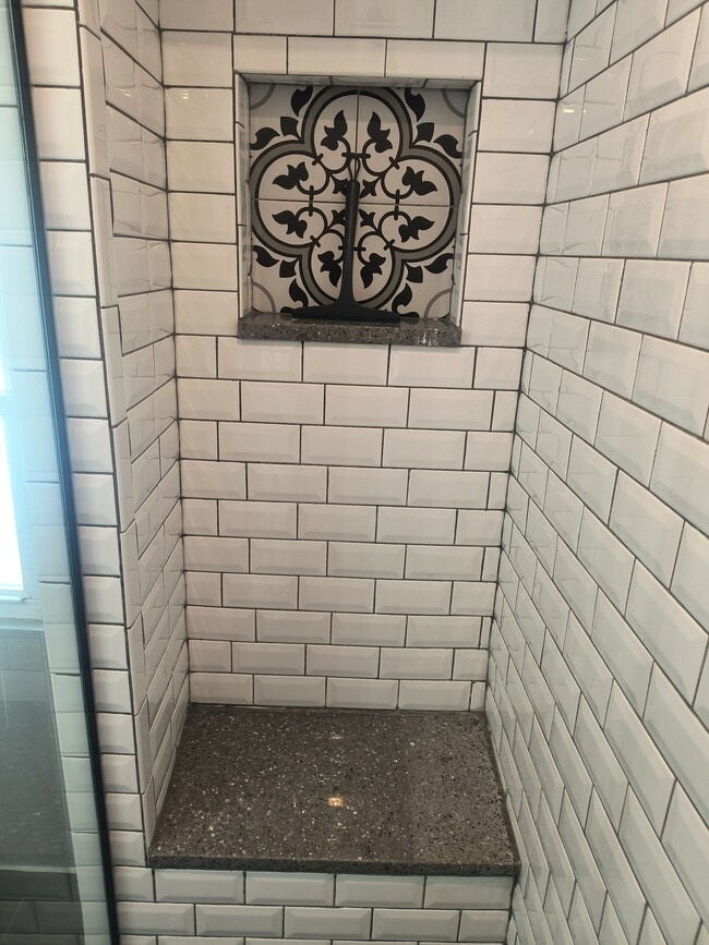 Ducha - 1626 S Washtenaw Ave Unidad 2nd floor