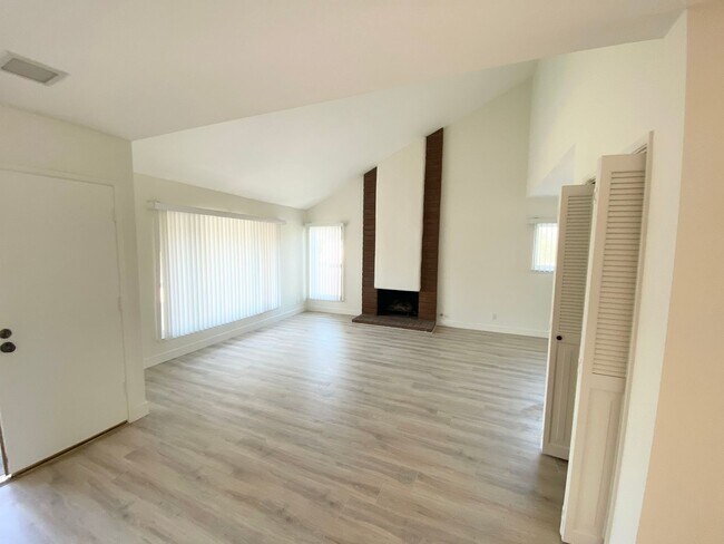6009 E La Paz Cir