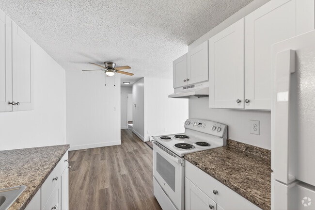 2BR, 1BA - 790SF - Kitchen