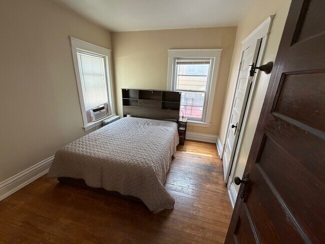 Cama tamaño queen - 3619-3621 Wyandotte St