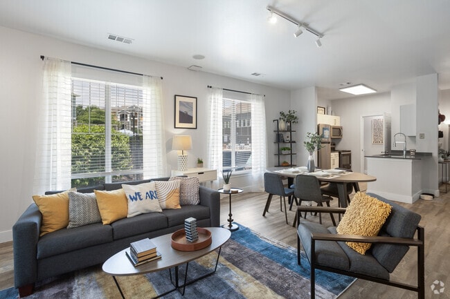4BR, 4BA - 1,232SF - Living Room
