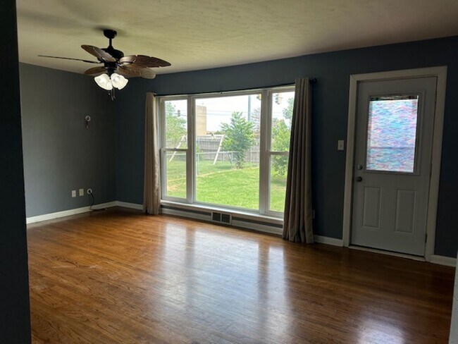 Photo - 817 E Carroll Ln
