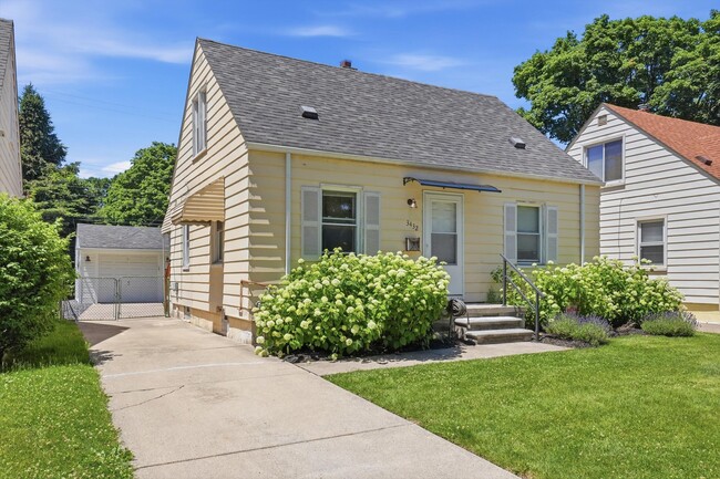 Photo - 3432 Woodside St