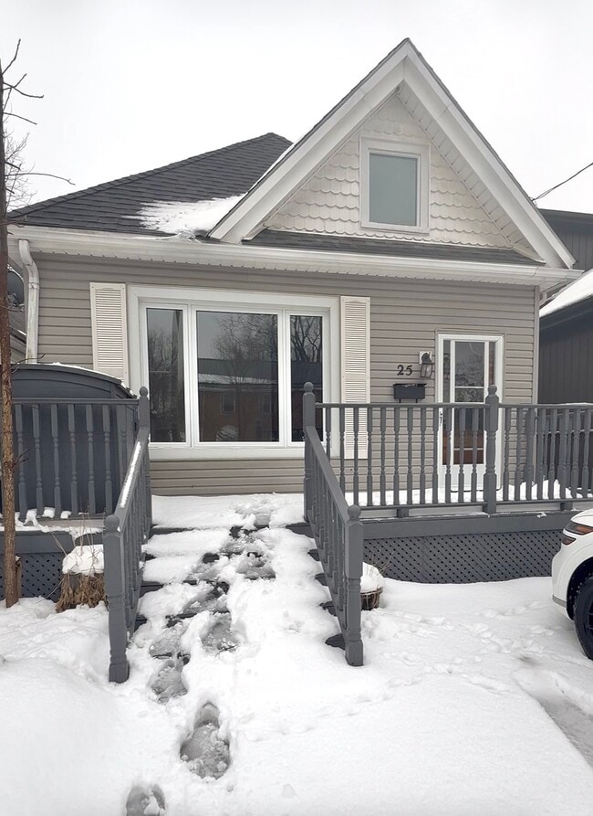 Building Photo - Spacious 3 Bedroom Home with Fenced Yard & Parking | Available Now