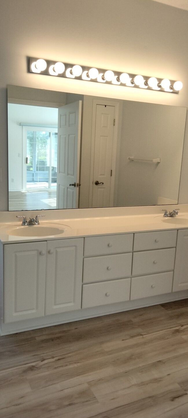 Photo - 294 Ravennaside Dr NW