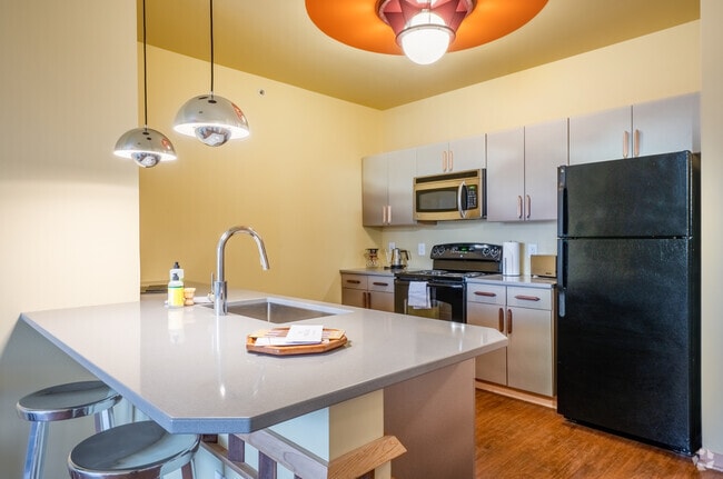 1BR, 1BA - 763SF