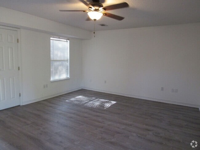 Building Photo - Convenient Northeast location! Rental