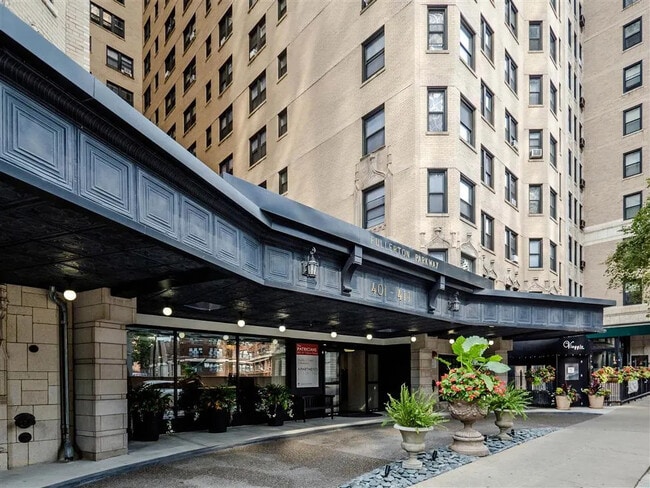 Building Photo - 401 W Fullerton Pky Unit 4111607W