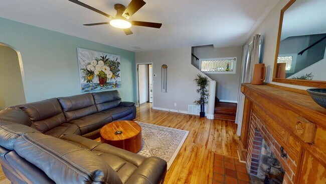 Photo - 425 Wisteria Rd