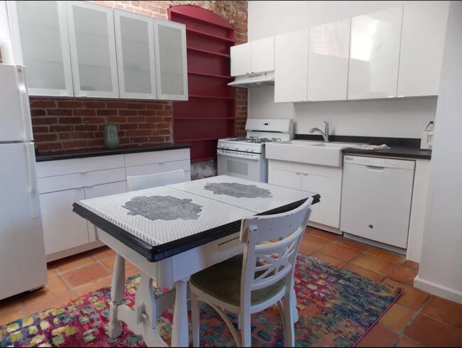 Photo - Furnished 1BR Suite in East Rock | Private Gated Garden | Cathedral Ceilings & Skylights Unidad 7