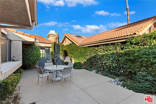 8 Las Cruces Ln
