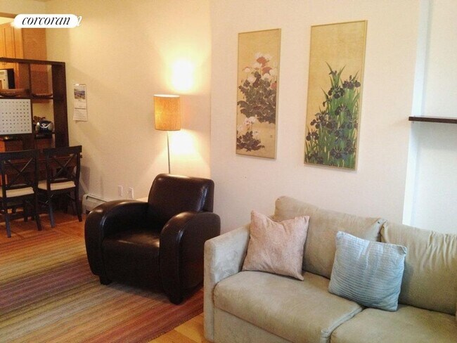 Photo - 678 Union St