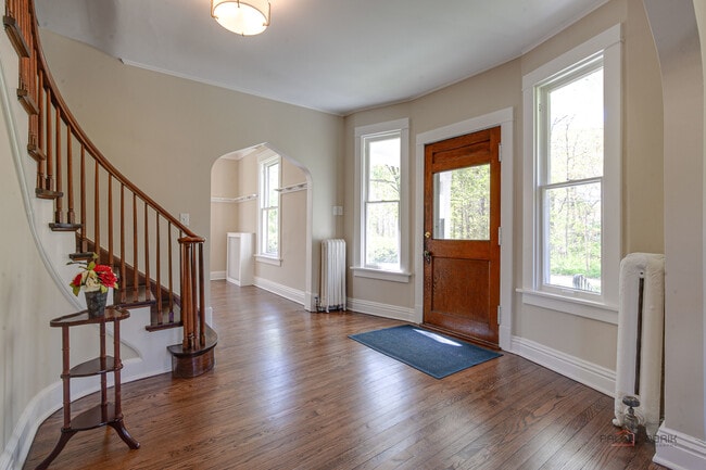 Photo - 544 Ravine Ave