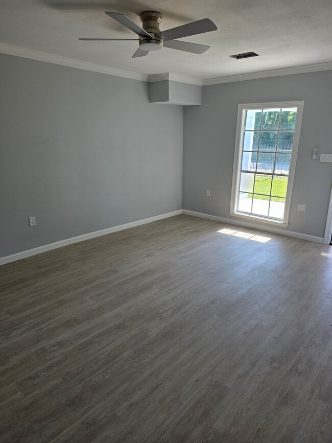Entry/living area - 3807 Otis St