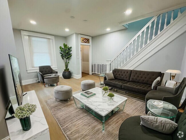 Building Photo - Remodeled Large 3bd/1.5 House with Rear ya...