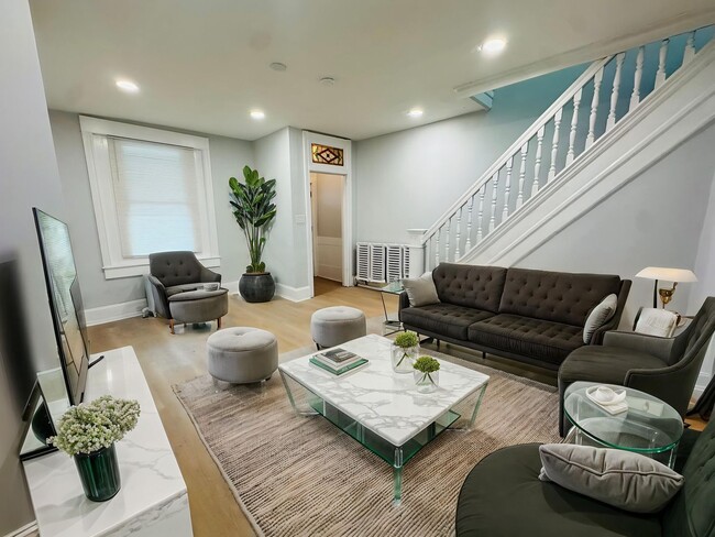 Remodeled Large 3bd/1.5 House with Rear ya... - Remodeled Large 3bd/1.5 House with Rear ya...