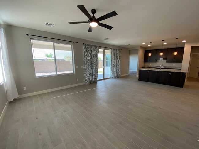1560 W Avenida Del Valle