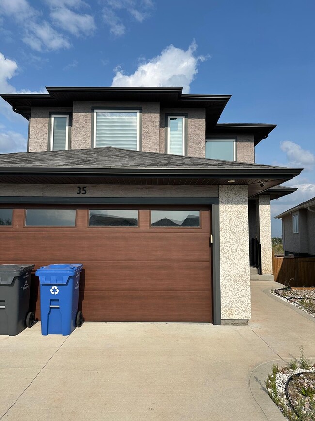 Building Photo - 35 Larry Vickar Dr E