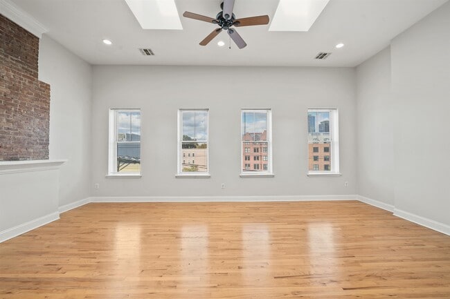 Building Photo - 287 Grand St Unit 3