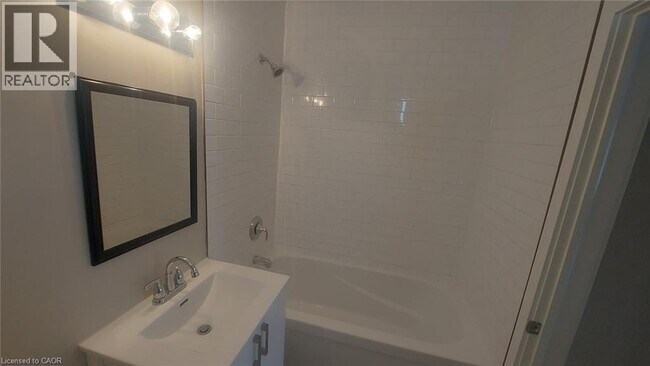 Photo - 181 King St E Unité 9