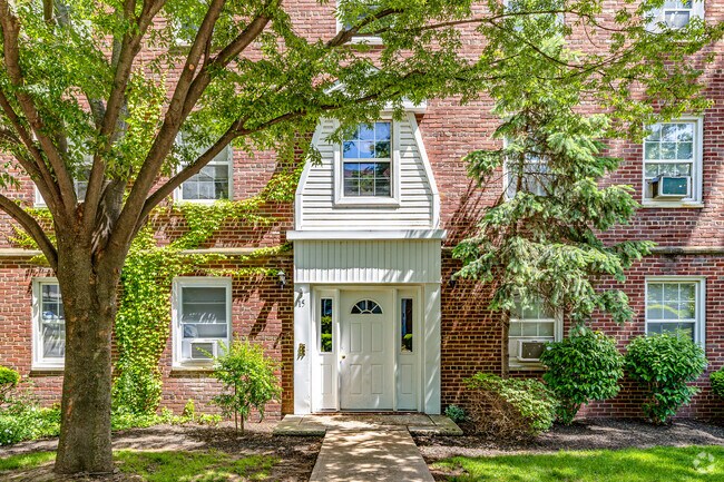 Entrada del edificio - Village Manor