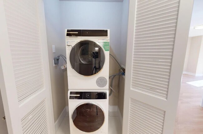 Photo - 311 Greenwich St Unidad 13U