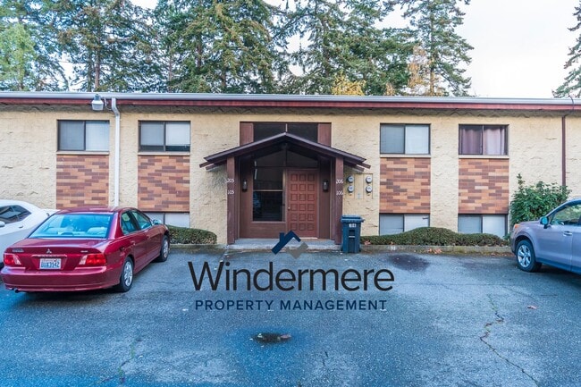 Building Photo - Windermere PM: 2 bedroom/2 bath condo Unit 105