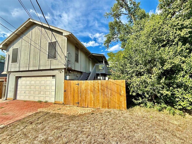 Building Photo - 3320 Blumie St Rental