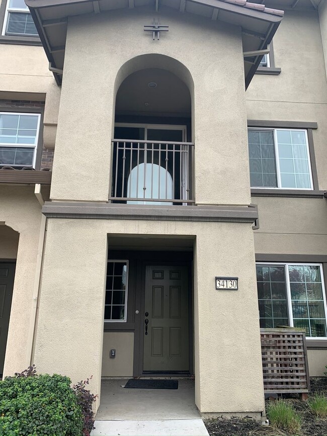 Building Photo - 3 Bed/3 Bath Newer Townhome in Desirable Ardenwood Neighborhood