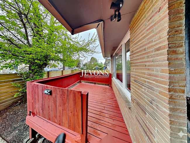 Building Photo - Charming 2-bedroom apartment just minutes from Pritchard Island Beach, with easy access to I-5 Unit 8330