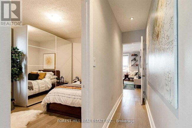 Photo - 137 Earlscourt Ave