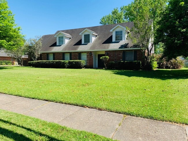 Building Photo - Single Family 4 BR 3.5 BA 0.7 Acres Water Front