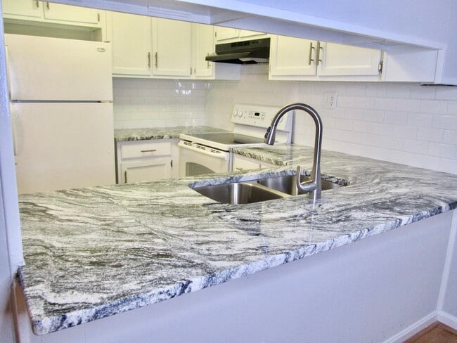 Building Photo - 124 S Sherrin Ave Unit 10