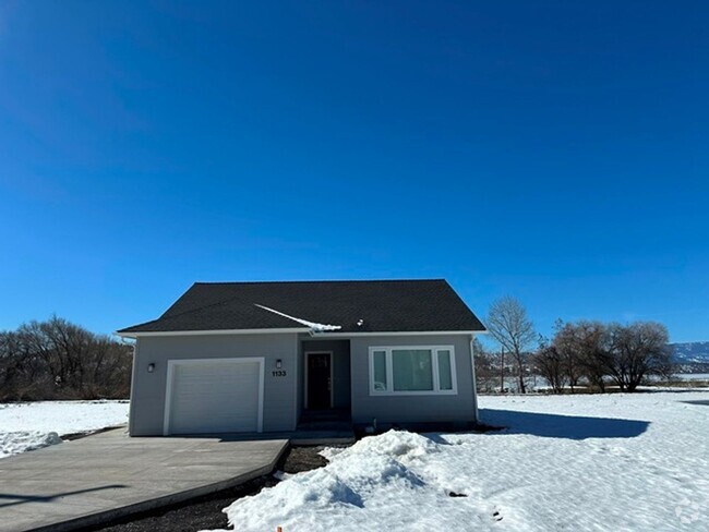 Building Photo - Beautiful 2 Bedroom House