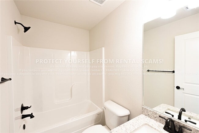 Building Photo - 520 Aster St