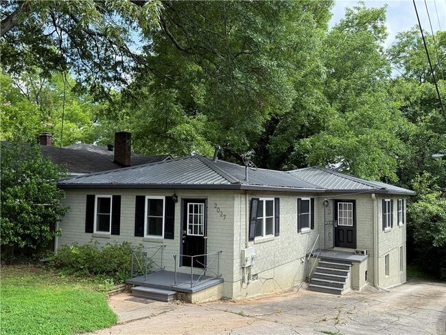 Building Photo - 2027 Oakview Rd SE Unit C Rental
