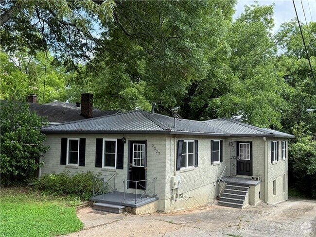 Building Photo - 2027 Oakview Rd SE Unit C Rental