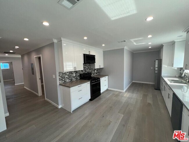 Photo - 11243 Lull St