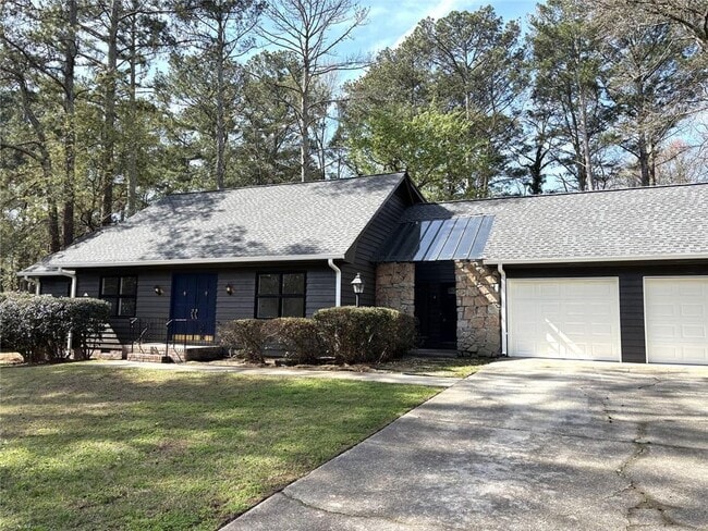 Building Photo - 2305 Eastgate Dr SW