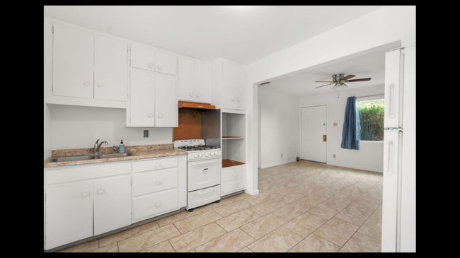 Kitchen - 636 San Pablo St SE Unit A