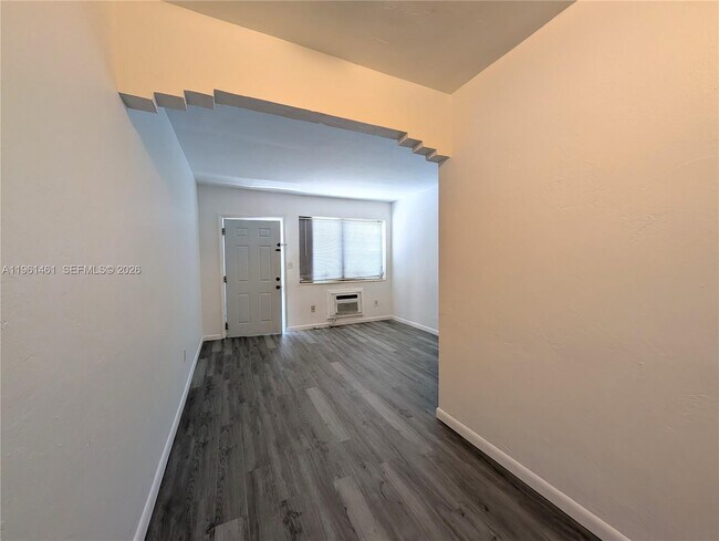 Photo - 1565 SW 6th St Unidad 2