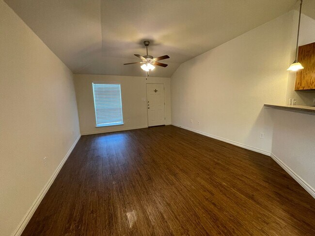 Photo - 1525 Justin Lp Unit B