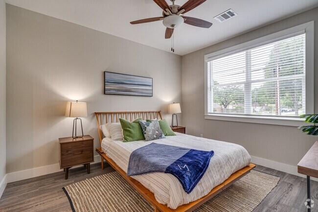 2BR, 2BA - 960SF