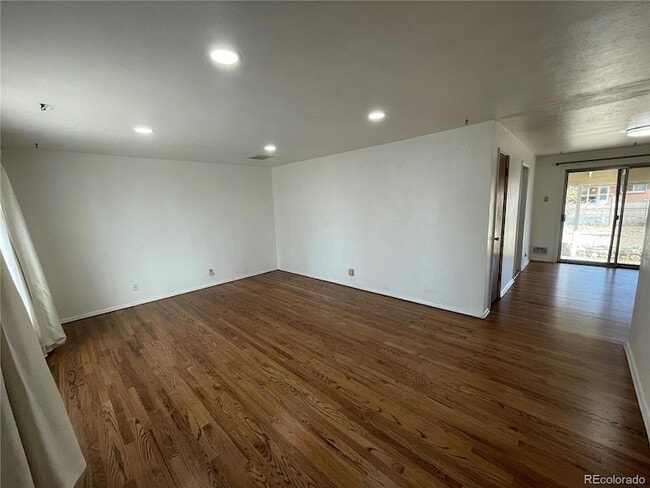 Photo - 3086 Victor St