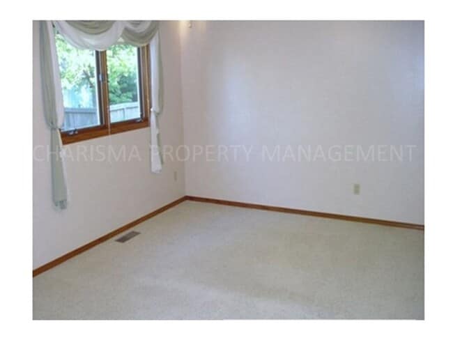 Photo - 4 BEDROOM, 2 BATH HOME IN EAST SIOUX FALLS! DOUBLE ATTACHED GARAGE! FENCED IN BACKYARD!