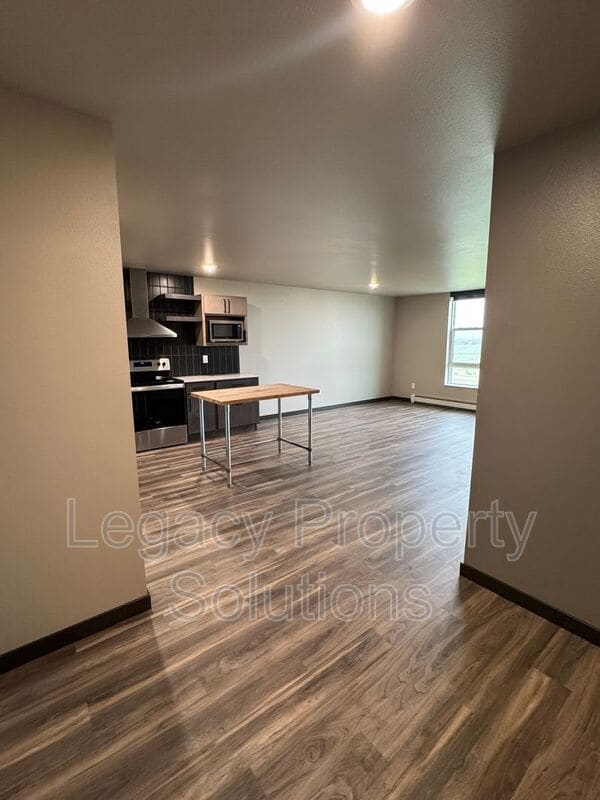 Photo - 220 E Greenfield Ln