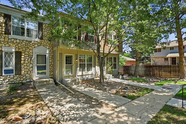 $2,470.95, 2 Bed, 2.5 bath Townhome in Centennial with in unit Laundry!