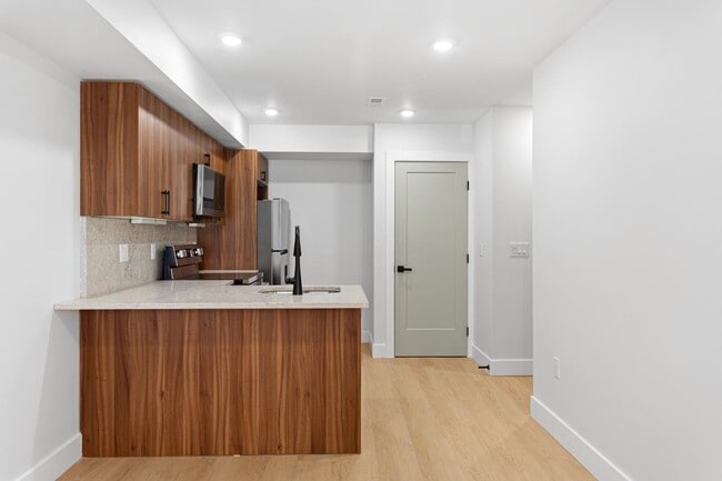 Photo - 118 E Huntingdon St