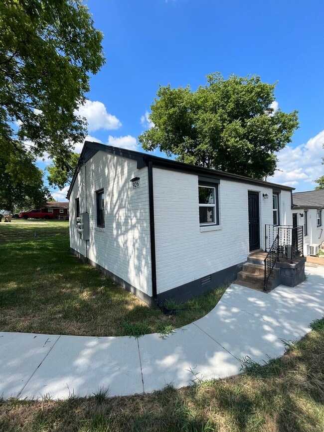 Building Photo - 2BR/1BA Renovated Triplex Unit – Prime Loc... Rental